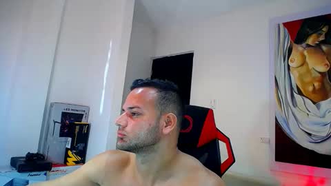 Snapshot of hugo_19cm chatting on 11.22.25 hugo19cm online show from 11.22.25