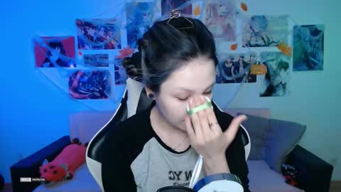 Snapshot of hugomin chatting on 10.13.25 HugoMin online show from 10.13.25