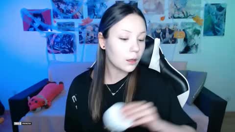 Snapshot of hugomin chatting on 10.17.25 HugoMin online show from 10.17.25