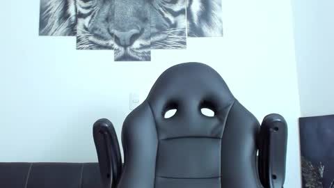 Snapshot of humber_eli chatting on 12.04.25 Eli online show from 12.04.25