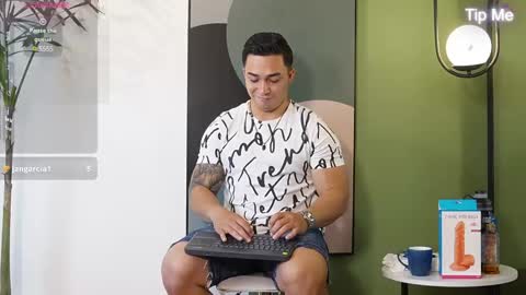 Snapshot of hunk_ryan chatting on 02.13.25 hunk_ryan online show from 02.13.25