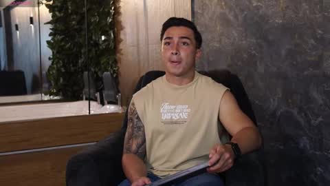 Snapshot of hunk_ryan chatting on 11.18.25 hunk_ryan online show from 11.18.25