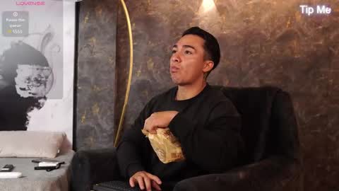 Snapshot of hunk_ryan chatting on 12.03.25 hunk_ryan online show from 12.03.25