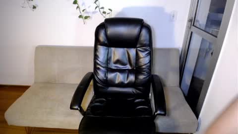 Snapshot of hunkyneighbor chatting on 12.18.24 leo online show from 12.18.24