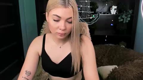 Snapshot of hyileyclark chatting on 12.14.25 hyileyclark online show from 12.14.25