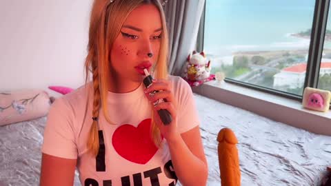 Snapshot of hypnotic_kitty chatting on 01.11.25 Your submissive lady 3 online show from 01.11.25