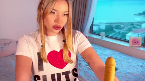 Snapshot of hypnotic_kitty chatting on 01.15.25 Your submissive lady 3 online show from 01.15.25