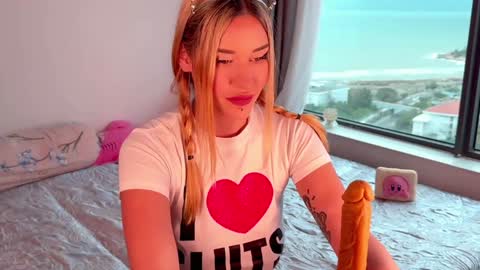 Snapshot of hypnotic_kitty chatting on 01.16.25 Your submissive lady 3 online show from 01.16.25