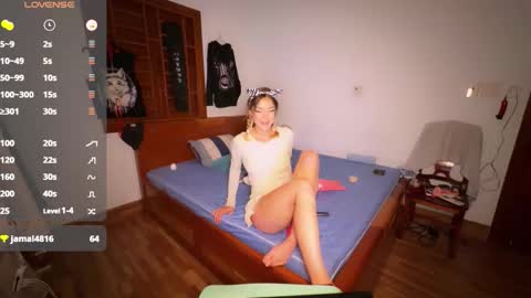 Snapshot of hypnotic_kitty chatting on 10.25.25 Your submissive lady 3 online show from 10.25.25