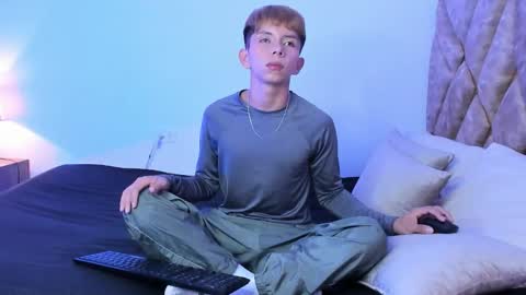 Snapshot of hyunjin_sun chatting on 12.21.25 Son Hyunjin online show from 12.21.25