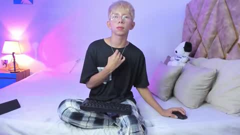 Snapshot of hyunjin_sun chatting on 01.12.26 Son Hyunjin online show from 01.12.26