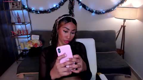 Snapshot of i_lulu chatting on 12.19.25 Lul online show from 12.19.25