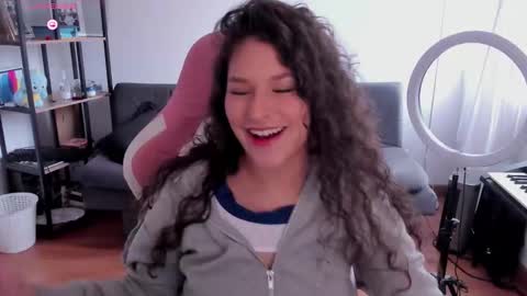 Snapshot of iam_nikki chatting on 12.05.25 On instagram Imm NikkiHelp me reach 100 likes online show from 12.05.25