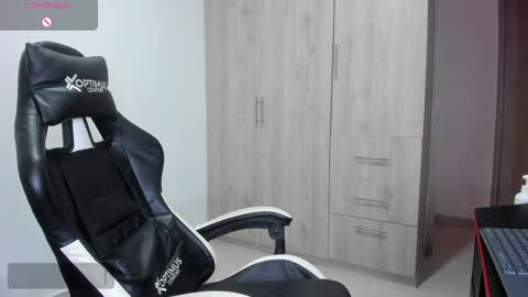 Dylan  independent model  online show from 01.30.25