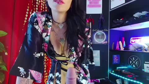 Snapshot of iammistressk chatting on 01.10.25 Mistress K online show from 01.10.25