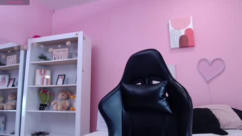 Snapshot of ian_castillo_ chatting on 01.17.25 IAN CASTILLO online show from 01.17.25