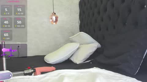 Snapshot of ian_castillo_ chatting on 02.13.25 IAN CASTILLO online show from 02.13.25