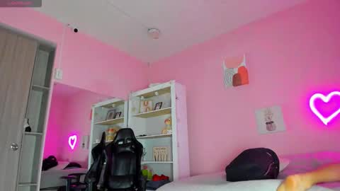 Snapshot of ian_castillo_ chatting on 09.12.25 IAN CASTILLO online show from 09.12.25