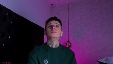 Snapshot of ian_castillo_ chatting on 10.04.25 IAN CASTILLO online show from 10.04.25