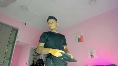 Snapshot of ian_castillo_ chatting on 11.03.25 IAN CASTILLO online show from 11.03.25