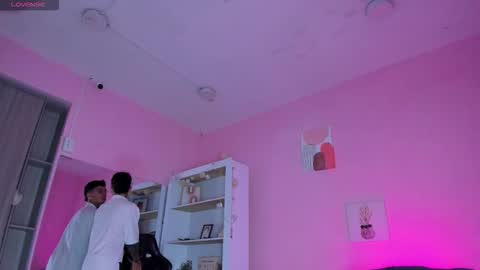 Snapshot of ian_castillo_ chatting on 11.05.25 IAN CASTILLO online show from 11.05.25