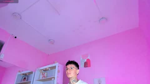 Snapshot of ian_castillo_ chatting on 11.06.25 IAN CASTILLO online show from 11.06.25