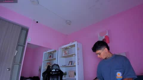 Snapshot of ian_castillo_ chatting on 11.07.25 IAN CASTILLO online show from 11.07.25