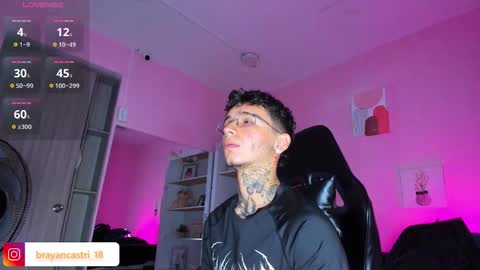 Snapshot of ian_castillo_ chatting on 11.13.25 IAN CASTILLO online show from 11.13.25