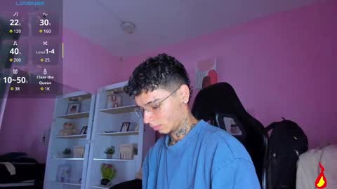 Snapshot of ian_castillo_ chatting on 11.14.25 IAN CASTILLO online show from 11.14.25