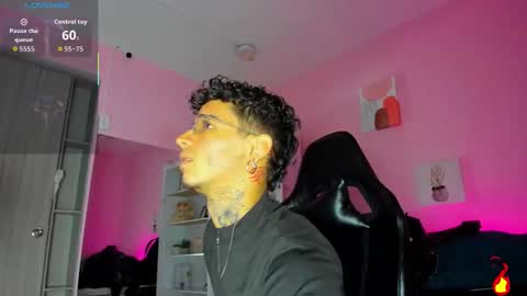 Snapshot of ian_castillo_ chatting on 11.24.25 IAN CASTILLO online show from 11.24.25