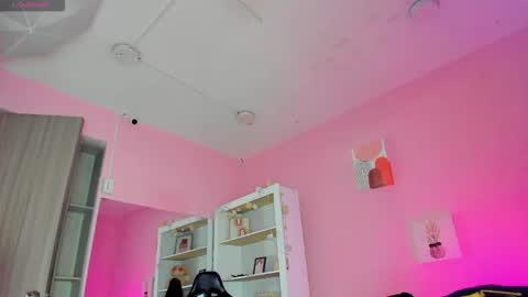 Snapshot of ian_castillo_ chatting on 11.25.25 IAN CASTILLO online show from 11.25.25