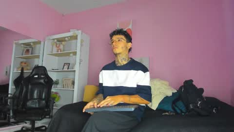 Snapshot of ian_castillo_ chatting on 11.29.25 IAN CASTILLO online show from 11.29.25