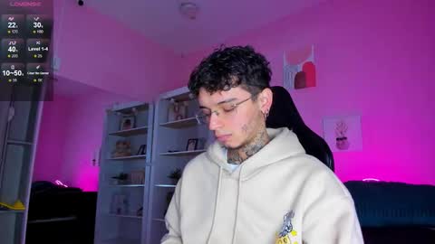 Snapshot of ian_castillo_ chatting on 12.03.25 IAN CASTILLO online show from 12.03.25