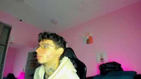 Snapshot of ian_castillo_ chatting on 12.04.25 IAN CASTILLO online show from 12.04.25