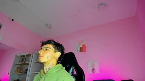 Snapshot of ian_castillo_ chatting on 12.05.25 IAN CASTILLO online show from 12.05.25