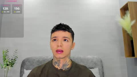 Snapshot of ian_castillo_ chatting on 05.27.26 IAN CASTILLO online show from 05.27.26