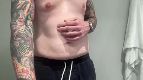 Snapshot of ic987 chatting on 12.19.25 ic987 online show from 12.19.25