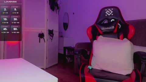 Snapshot of icyalcine chatting on 12.08.24 Mary online show from 12.08.24