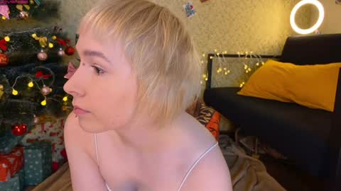 Emmy  help me reach 100 thumbs up online show from 01.05.25