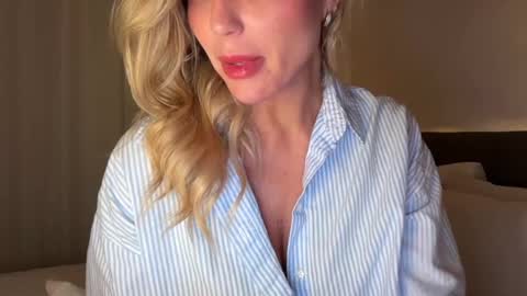 Snapshot of iiivy_ chatting on 01.11.25 Ivy online show from 01.11.25