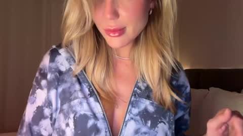 Snapshot of iiivy_ chatting on 01.21.25 Ivy online show from 01.21.25