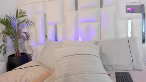 Snapshot of im_nika_ chatting on 11.21.25 Nika online show from 11.21.25