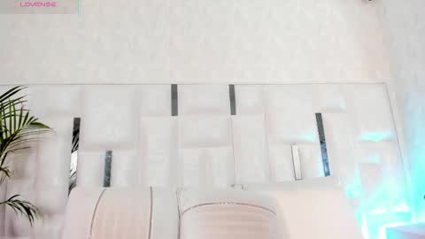 Snapshot of im_nika_ chatting on 12.14.25 Nika online show from 12.14.25