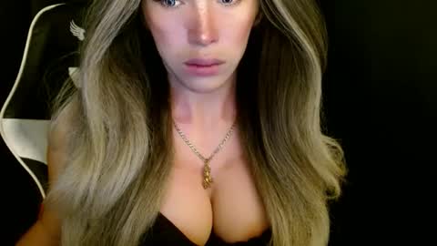 Queen Gwen online show from 11.19.25