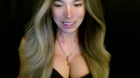 Queen Gwen online show from 11.19.25