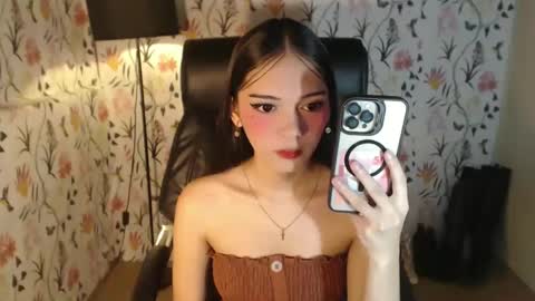 Snapshot of imyourlegalbaby chatting on 02.04.25 Aki online show from 02.04.25