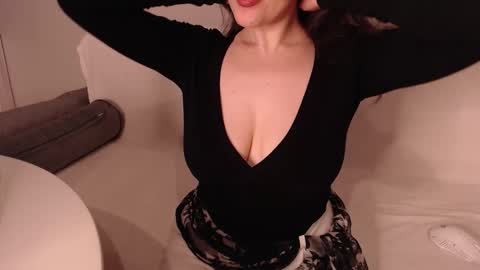 Snapshot of in_yan chatting on 11.24.25 Lin online show from 11.24.25