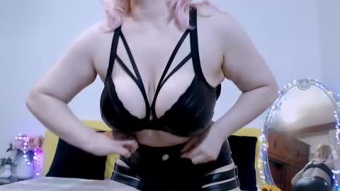 Snapshot of ina_pearl chatting on 11.19.25 Ina online show from 11.19.25