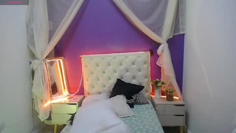 Snapshot of ingrid_casas chatting on 01.15.25 Ingrid petite online show from 01.15.25