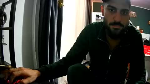 Snapshot of innes_russel chatting on 10.22.25 Innes online show from 10.22.25